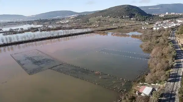 Muğla’da sağanak kabusu: Tarım arazileri göle döndü, yollar kapandı!