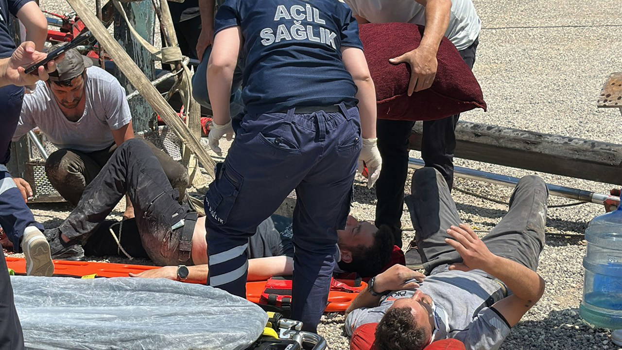 Bayrak asmak için çıktıkları vinç devrildi: 2 işçi yaralı