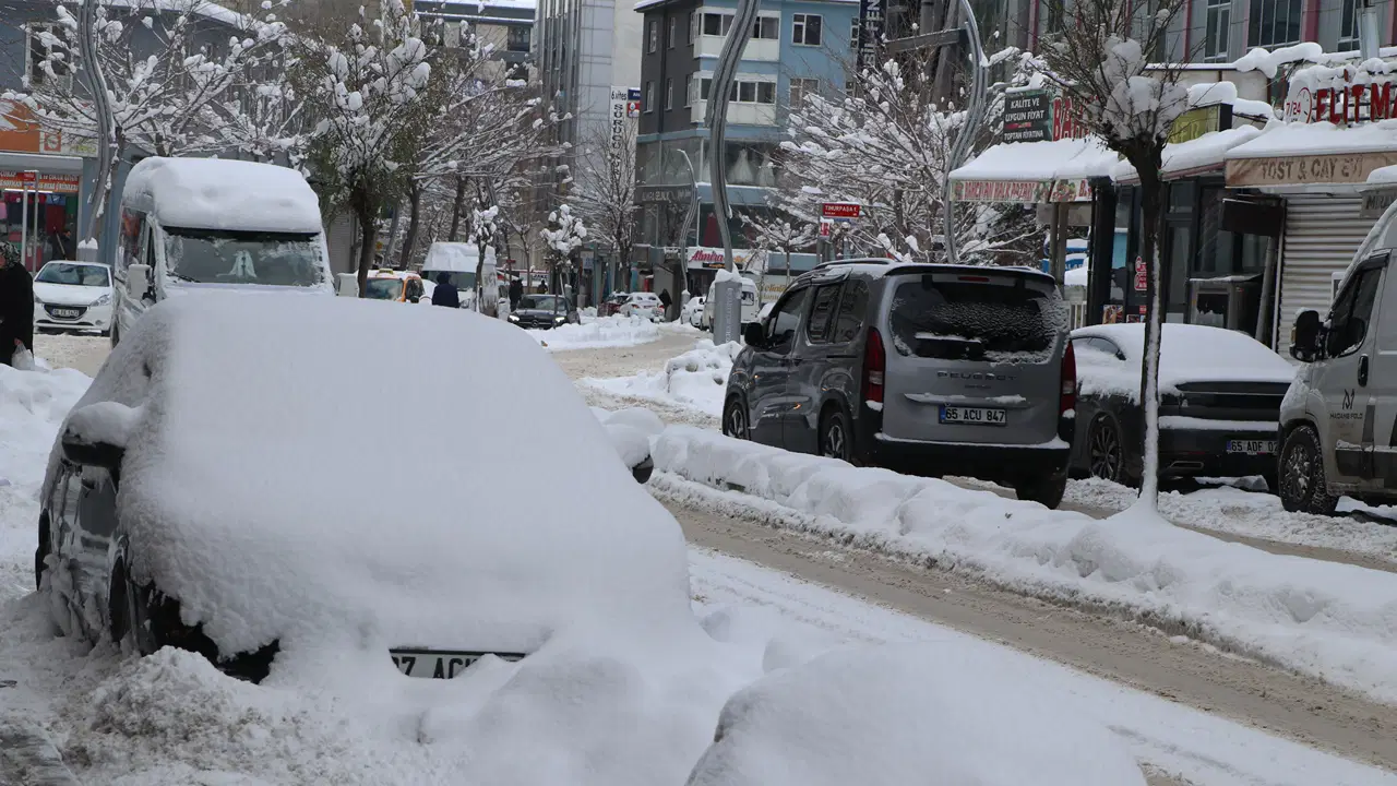 Van'da eğitime 'kar' engeli: 389 yerleşim yeri yolu kapalı