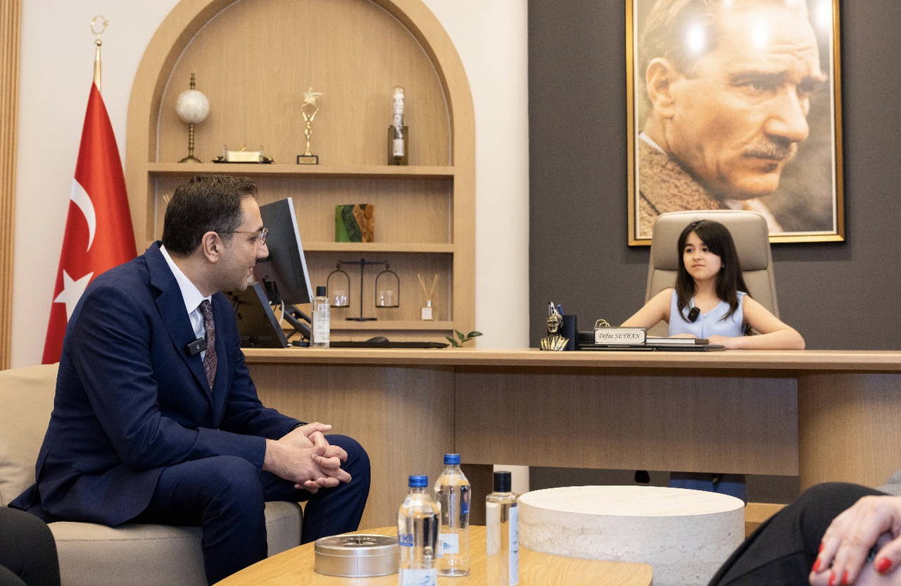 İzmir’in başkanları 23 Nisan dolayısıyla koltuklarını çocuklara devretti