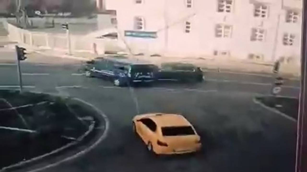 Makam aracı jandarma minibüsüne çarptı: 2 asker yaralandı