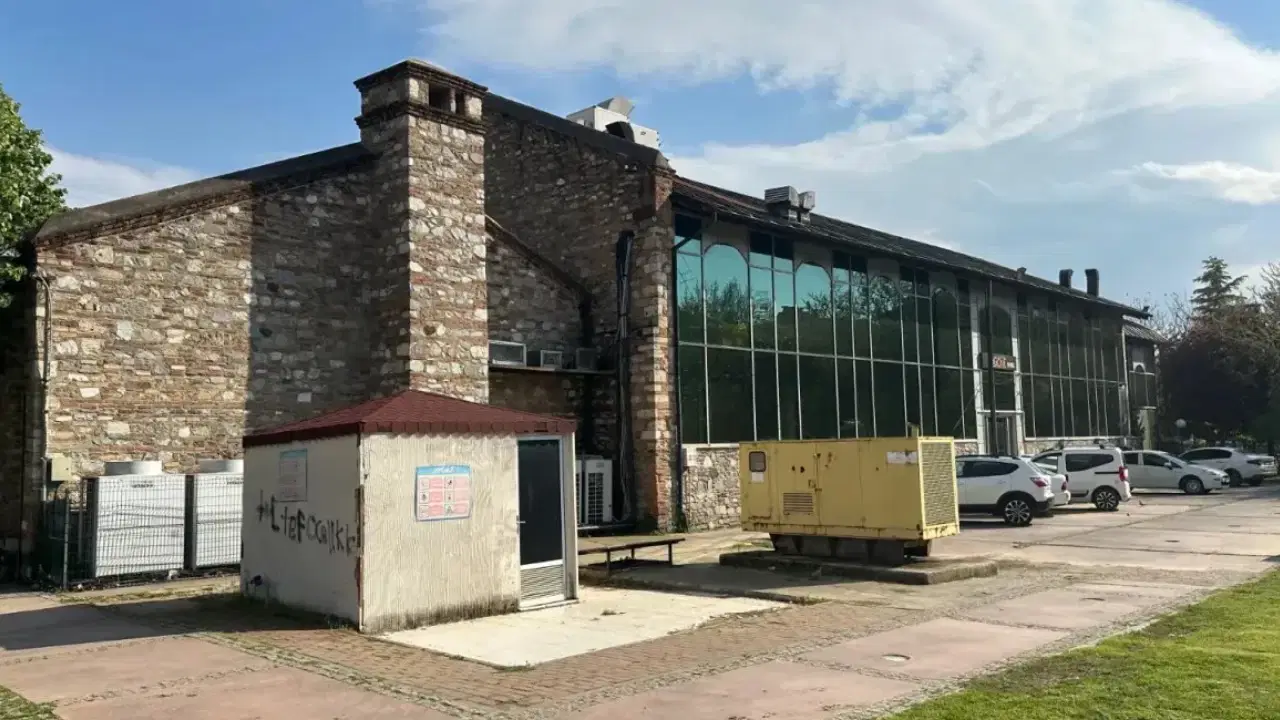 Aydın’da Efeler Belediyesi’ne ait tarihi binanın tapusu vakfa devredildi