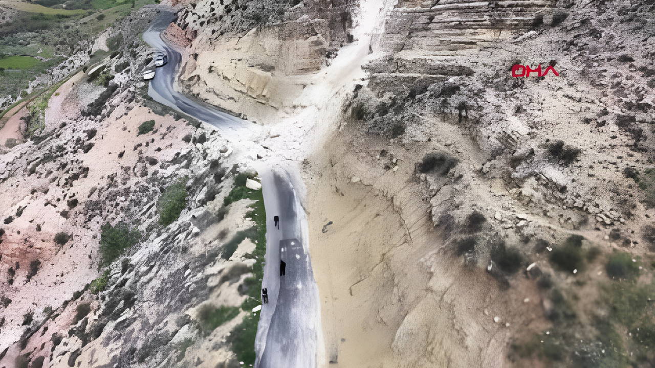 Batman'da heyelan: Dev kayalar köy yolunu kapattı