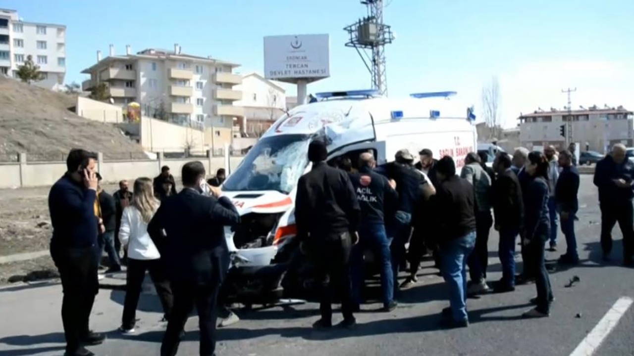 Erzincan’da ambulans ile TIR çarpıştı: 2 sağlık personeli yaralandı