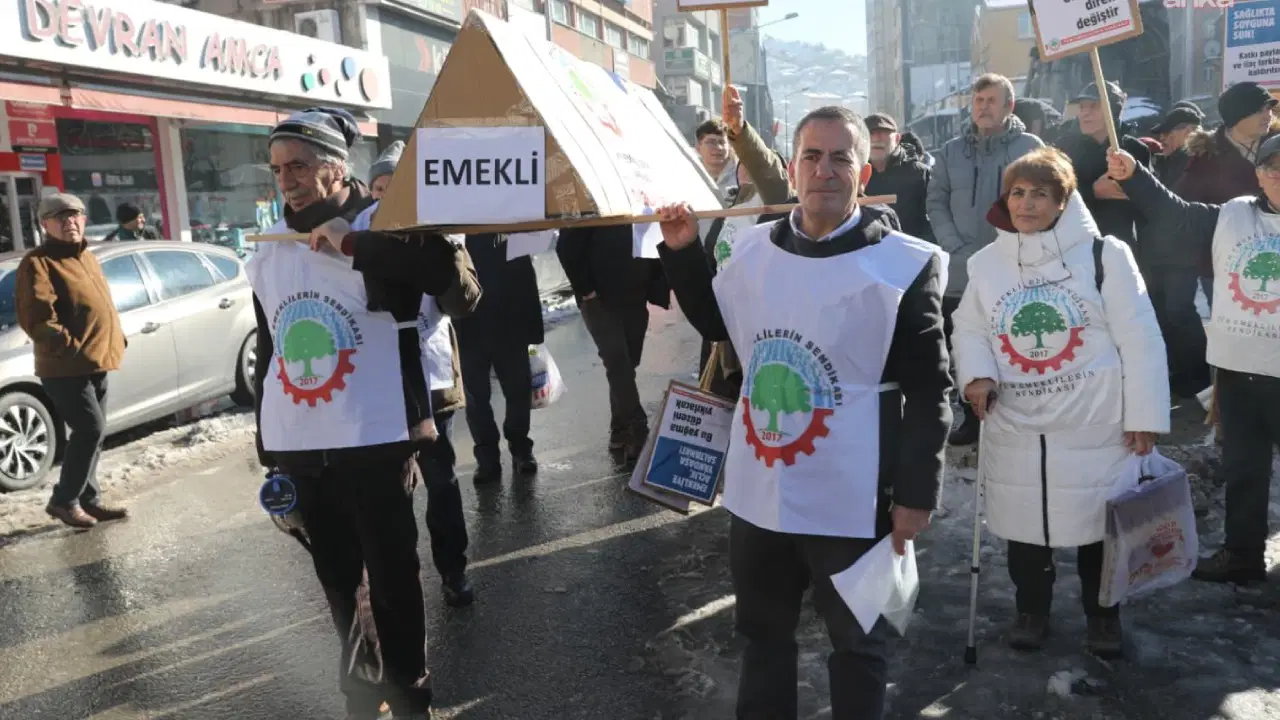 Zonguldak'ta emekliler tabutla meydana çıktı: Emeklilik sefalete sürüklendi