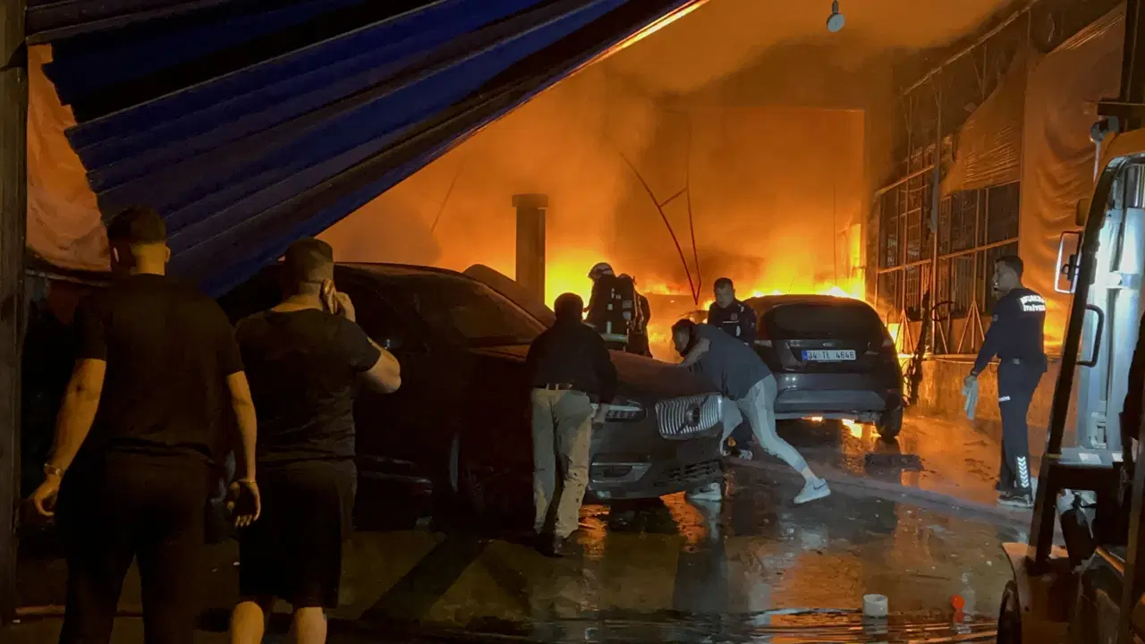 Antalya'da tamirhanede korkutan yangın: 5 araç kül oldu