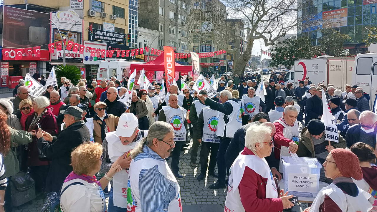 Edremit'te emeklilerden aylık protestosu: Mutfak yanıyor, emekli ağlıyor