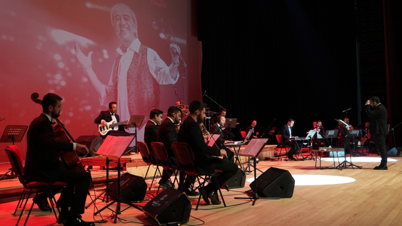 Edip Akbayram şarkılarıyla anıldı