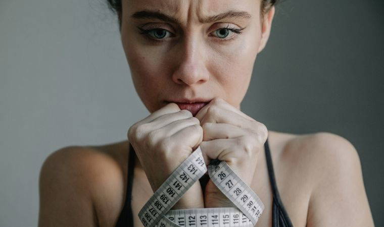 Zayıflık takıntısının görünmeyen yüzü: Anoreksiya nervoza nedir, belirtileri nelerdir? Anoreksiya nervoza riski nasıl azaltılır?