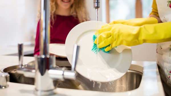 Mutfak süngerleri klozetten daha fazla bakteri barındırıyor: Uzmanlardan 'her hafta değiştirilmeli' uyarısı