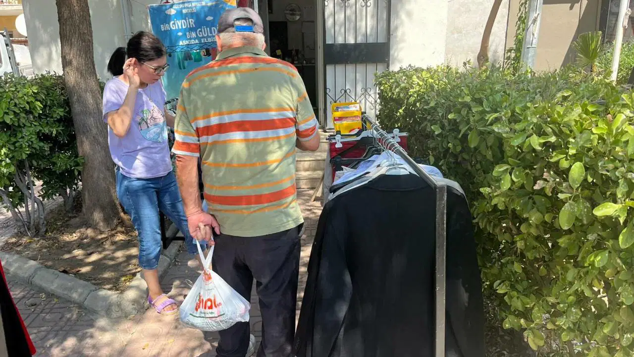 Muhtarlık binasının önünü ihtiyaç sahipleri için butiğe çevirdi