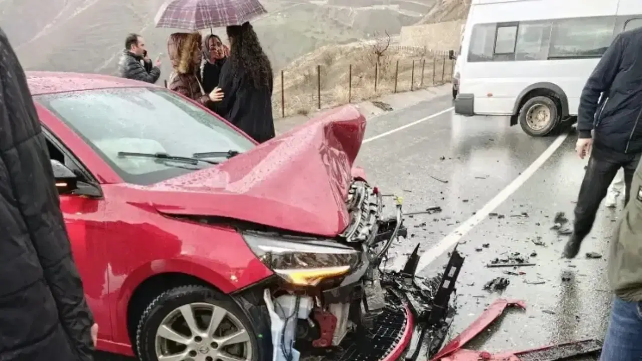 Siirt’te öğrenci servisi ile otomobil çarpıştı: 12 yaralı