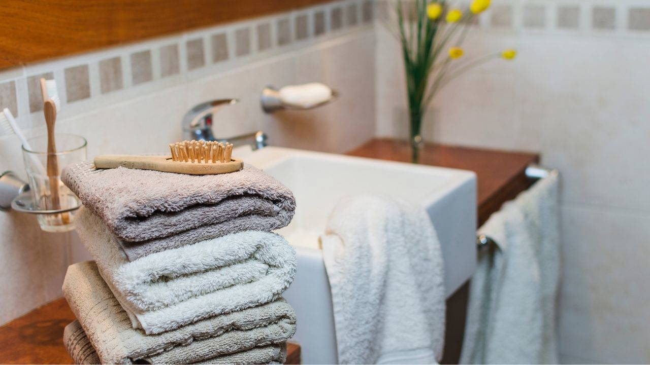 Havluları 'yumuşacık' yapsın diye dökülen o sıvı aslında cilde zarar veriyor...