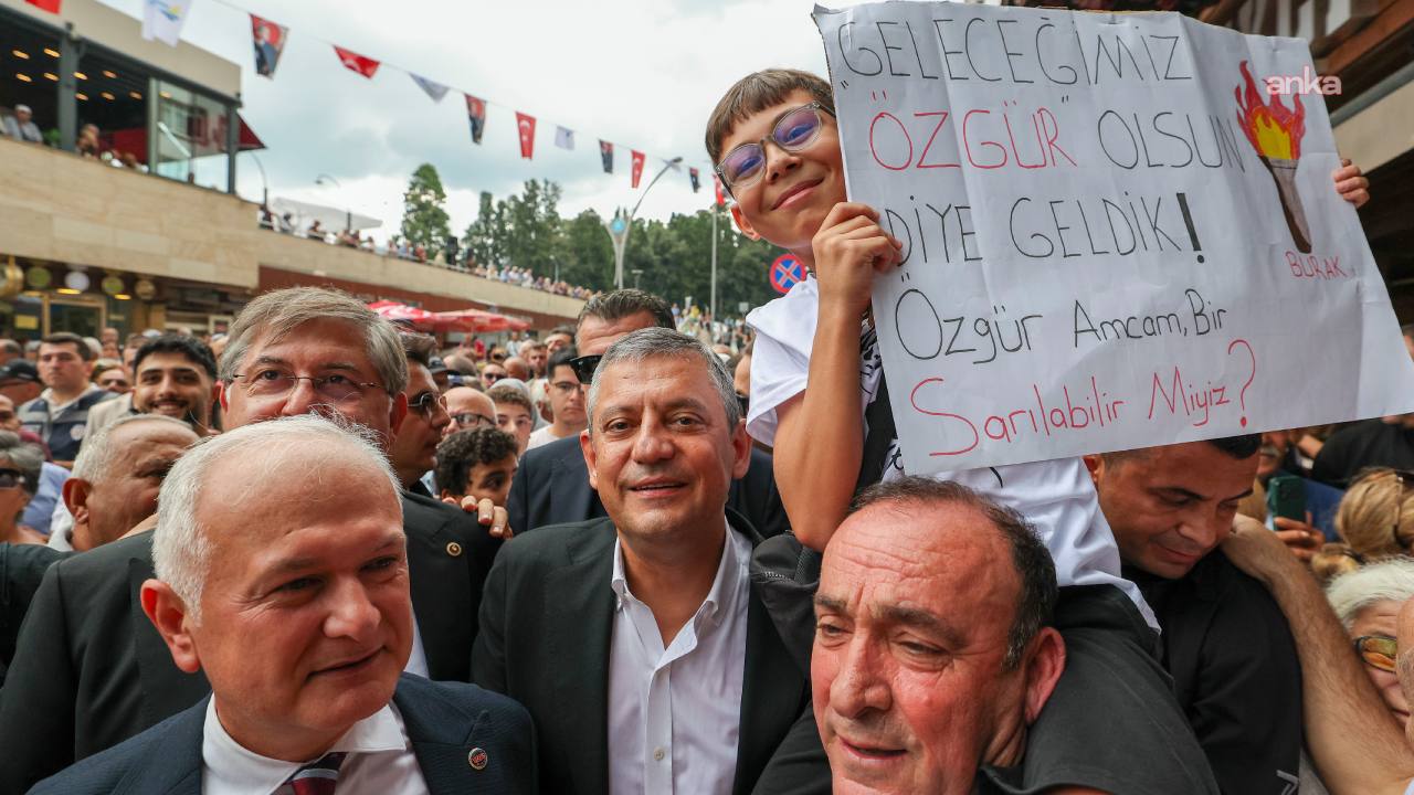 Kocaeli'nde Özgür Özel'e yoğun ilgi... 'Emekli 20 sene önce 8 çeyrek altın alıyordu, şimdi 2'ye düştü'