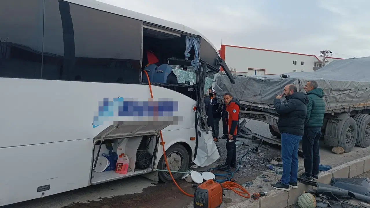 İşçi servisi, park halindeki TIR'a çarptı: 22 yaralı