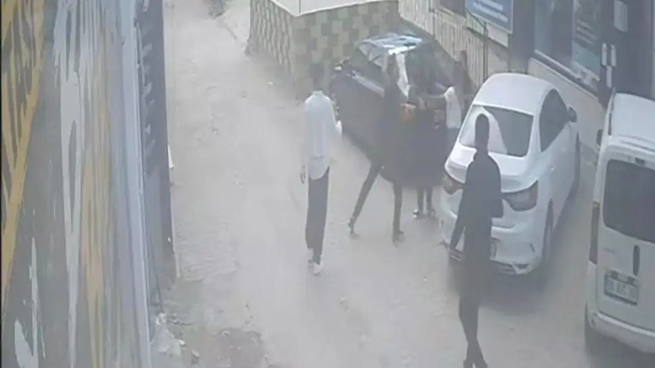 Darbedilen kadını kurtarmak isterken saldırgan erkek tarafından bıçaklandı: O anlar kamerada