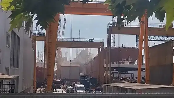 Tuzla'da tersanede gemide yangın