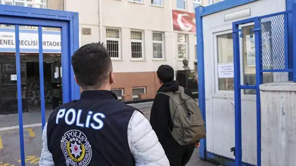 'Okula gelmeyin, kötü şeyler olacak' dedi: Öğrencinin evinde arama yapıldı