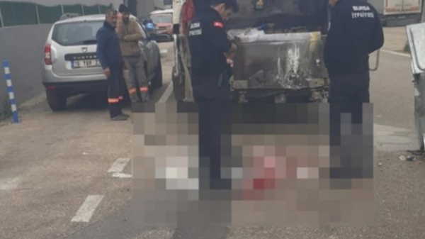Bursa'da çöp kamyonuyla arkadan gelen otomobilin arasına sıkışan işçi hayatını kaybetti