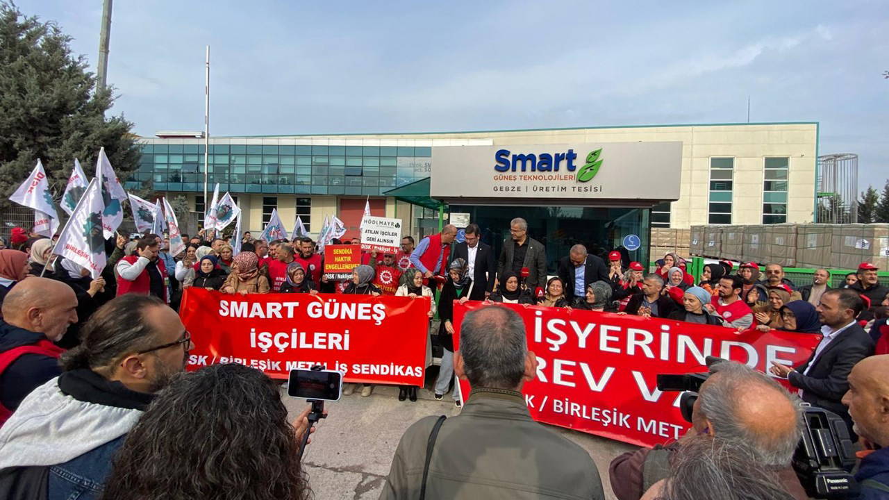 Smart Solar'da işçiler düşük zam dayatmasına karşı grevde