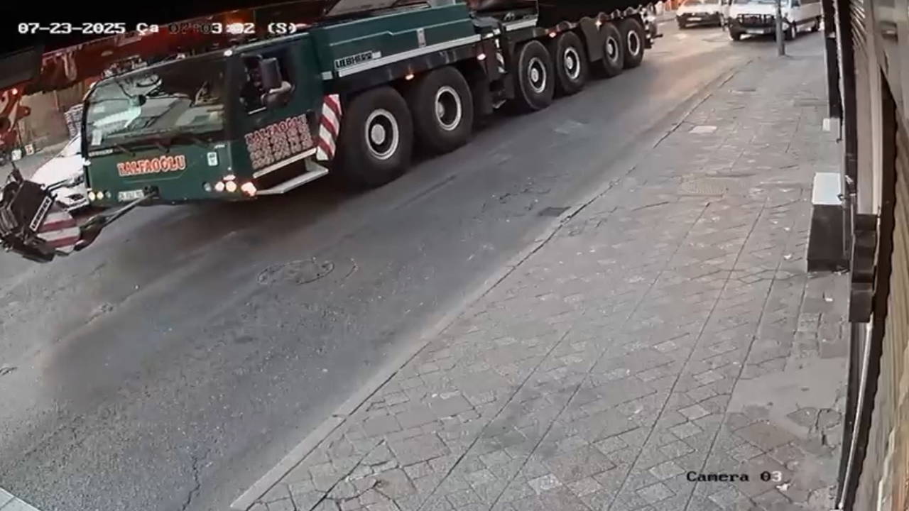 Beyoğlu'nda panik anları... Vincin lastikleri patladı, yoldan geçen 1'i çocuk 2 kişi yaralandı!