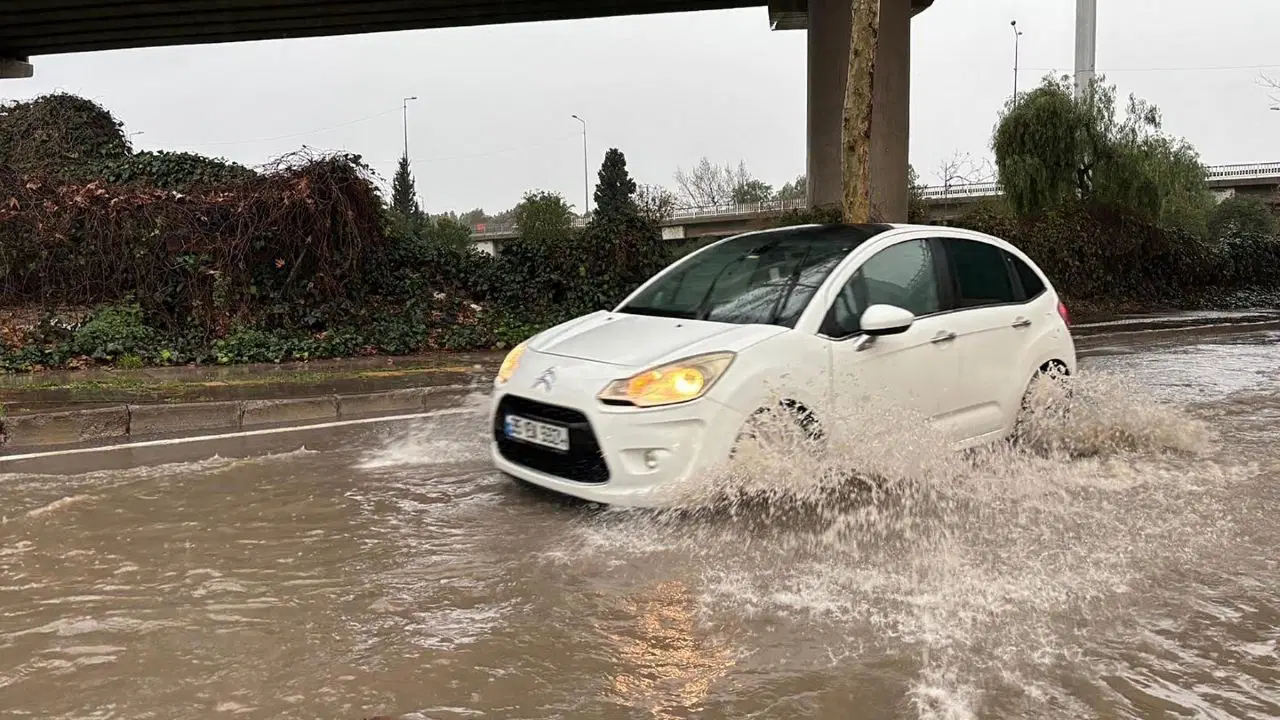 İzmir’de sağanak kabusu: Trafik durma noktasına geldi, sürücüler mahsur kaldı