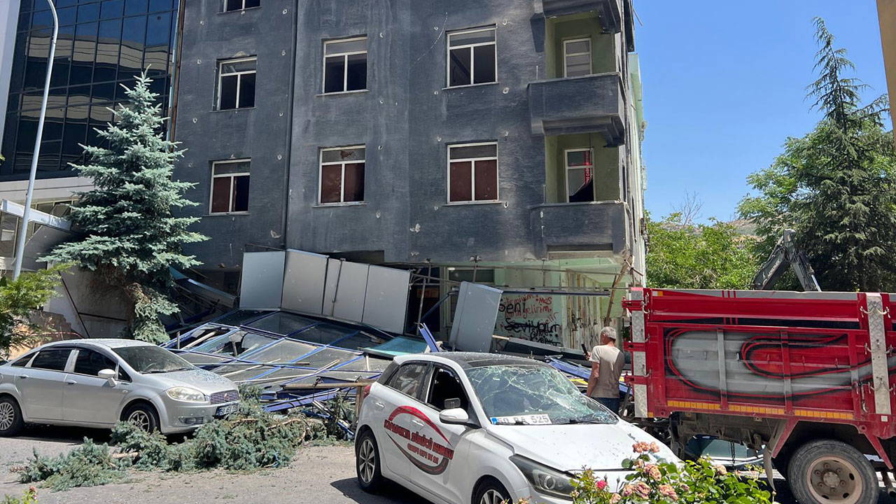 Atıl hastane binasının dış cephesi çöktü: Araçlar zarar gördü