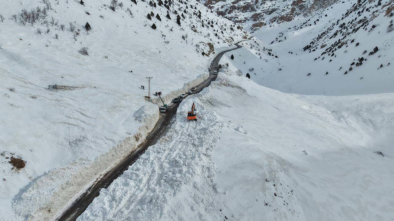 Çığ nedeniyle kapanan Van-Çatak kara yolunda ulaşım tek şeritten verilmeye başlandı