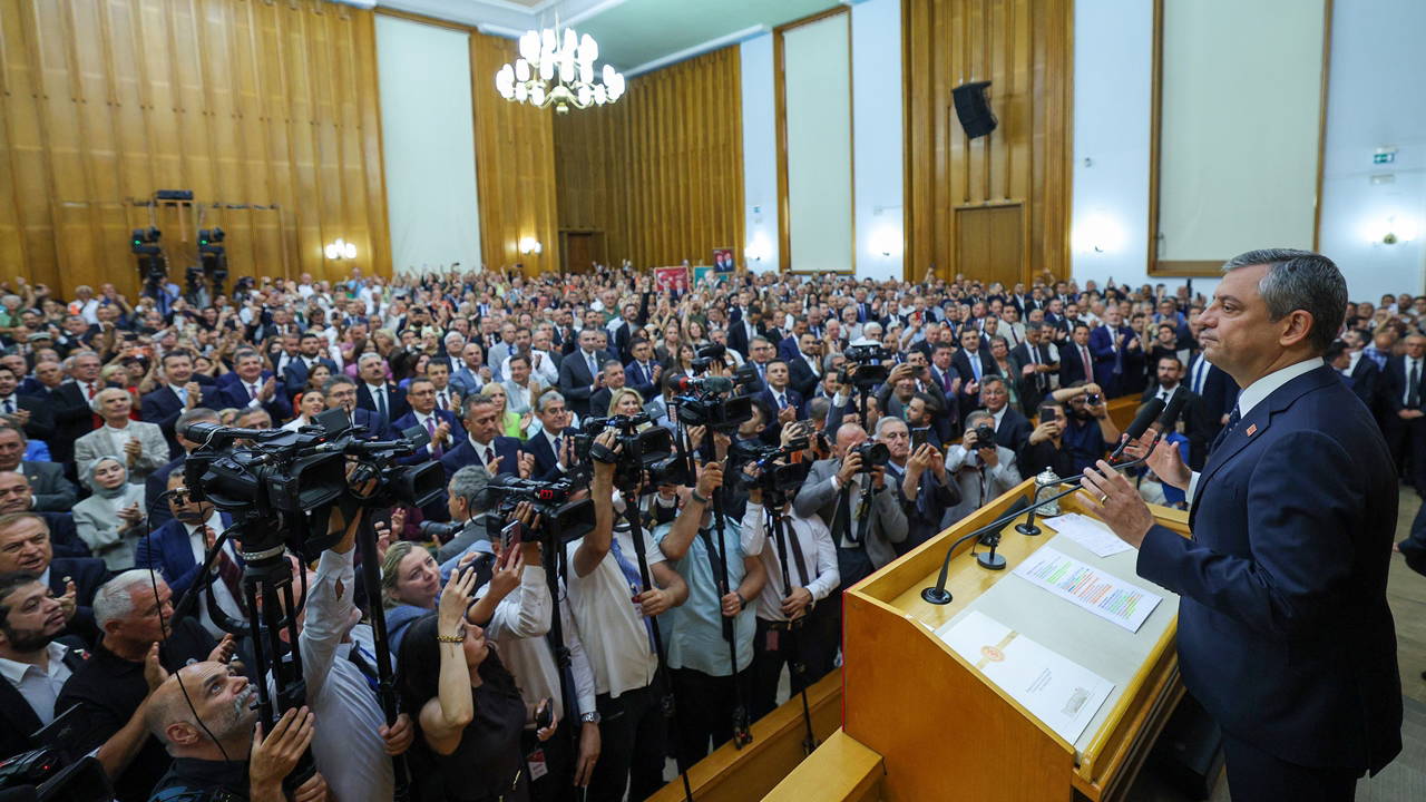 Son Dakika... Özgür Özel'in 'yeni parti' açıklaması sonrası CHP'den ilk üst düzey istifa geldi