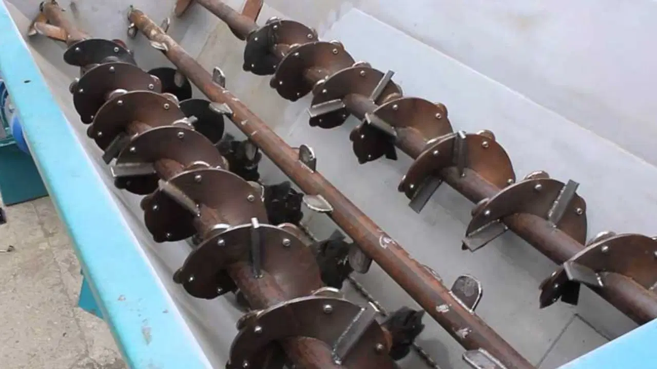 Denizli’de yem karma makinesine kapılan genç hayatını kaybetti