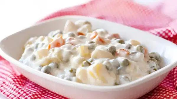Sofraların klasik lezzeti: Kolay Amerikan salatası tarifi