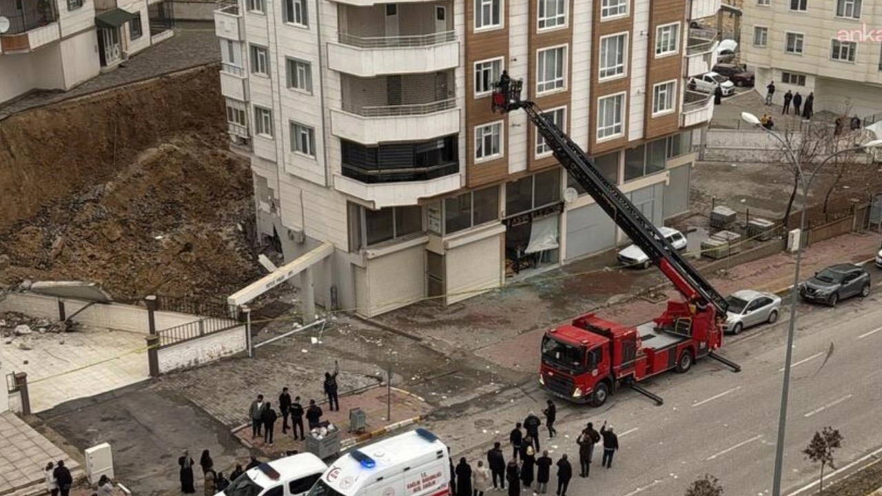 Şanlıurfa'da istinat duvarı çöktü, binada mahsur kalanlar itfaiye tarafından tahliye edildi