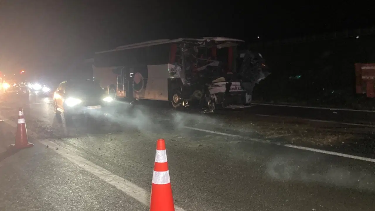 Ankara'da yolcu otobüsü TIR'la çarpıştı