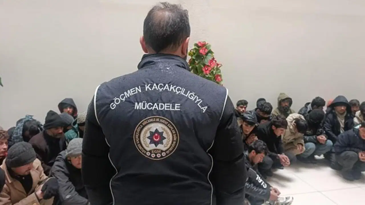 TIR'ın dorsesinden 42 kaçak göçmen çıktı: 2 gözaltı