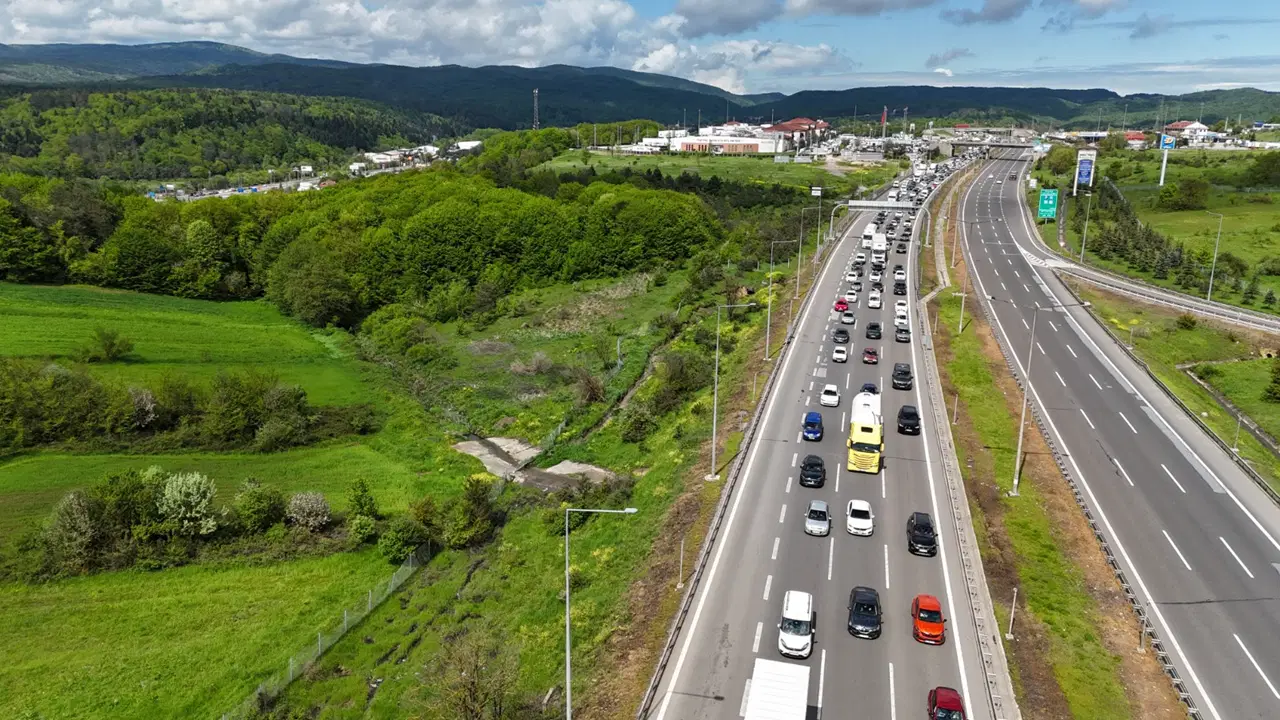 Bolu Dağı geçişinde bayram trafiği yoğunluğu: Uzun araç kuyrukları oluştu