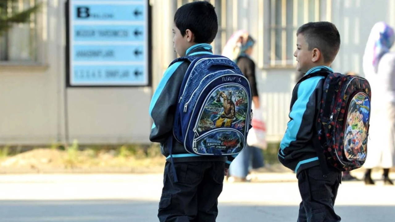 MEB’den yeni okul forması düzenlemesi: İşte kıyafetlerdeki yasaklar...