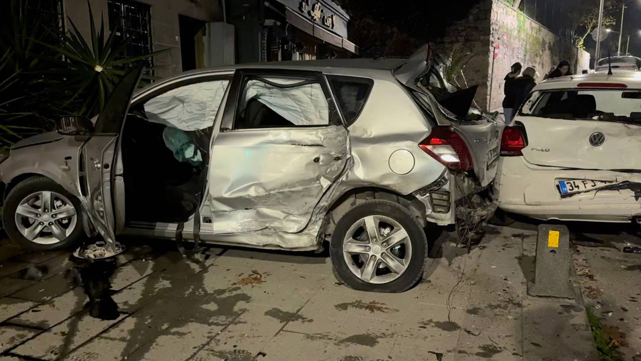 Üsküdar’da otomobil duvara çarptı: 1'i ağır 2 yaralı
