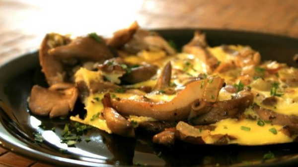 Kahvaltıya şef dokunuşu: İstiridye mantarlı omlet tarifi