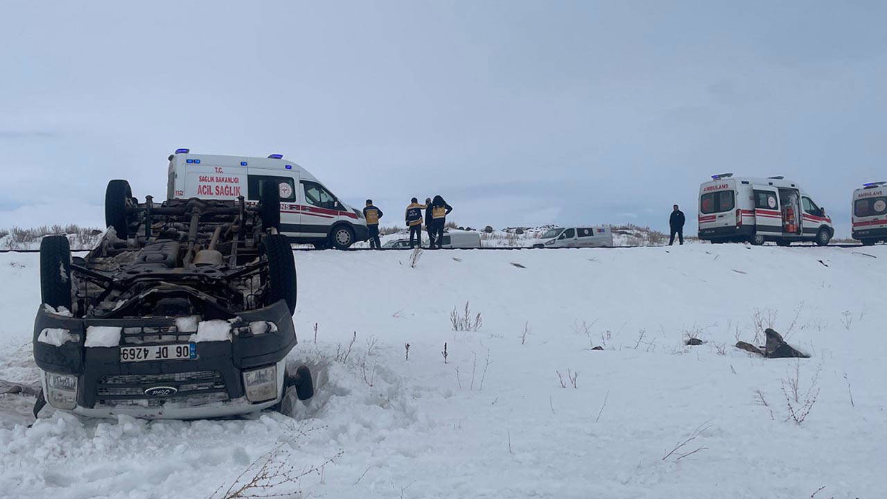 Kars'ta minibüs şarampole devrildi: 5 yaralı
