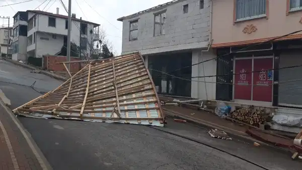 Kocaeli’de taşımalı eğitimde 1 gün, çatısı uçan 5 okulda ise 4 gün tatil edildi