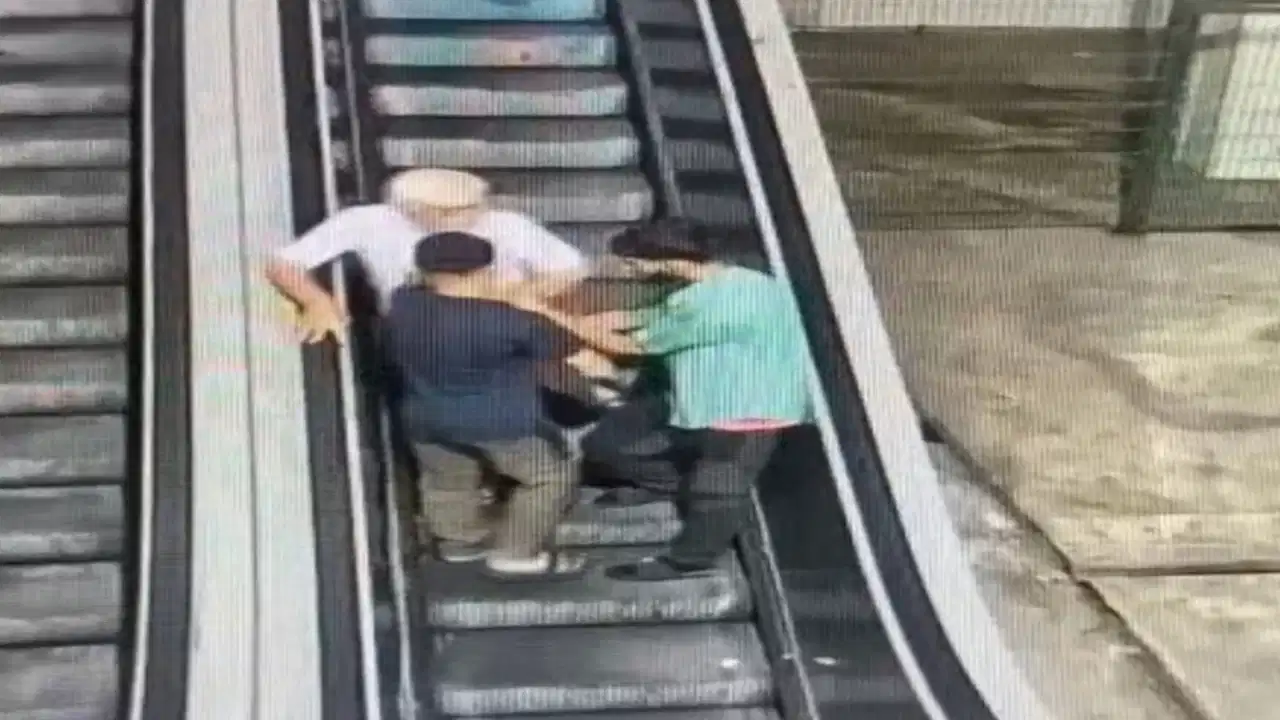 Taksim'de gasp anları: Yürüyen merdivende sıkıştırıp boğazını sıktılar!