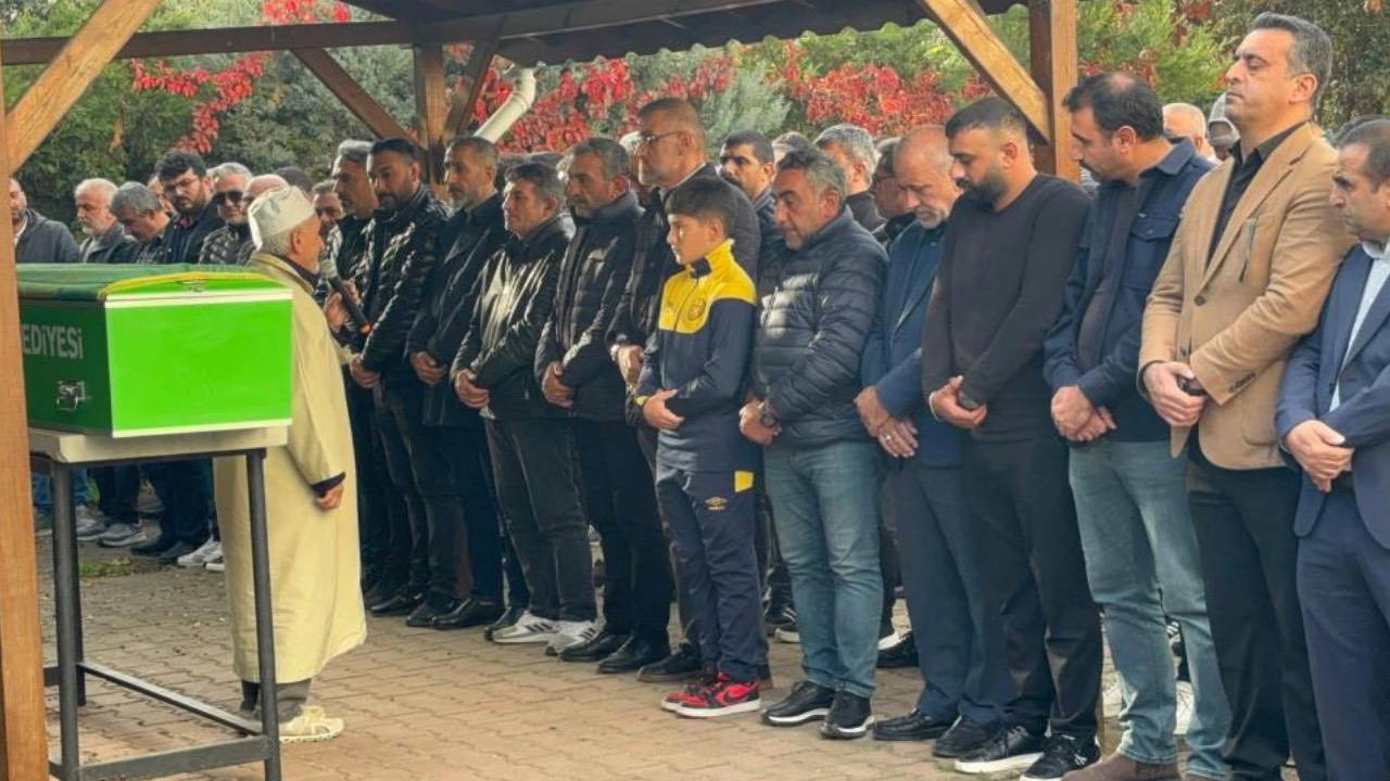 Cezavindeki odasında ölü bulunan Fatih Özer, Kocaeli’de toprağa verildi