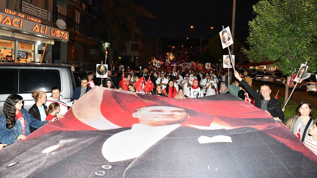 Çiğli'de 'İstiklalden İstikbale Büyük Cumhuriyet' Yürüyüşü: Dev Atatürk posteri ve Türk bayrağı taşındı