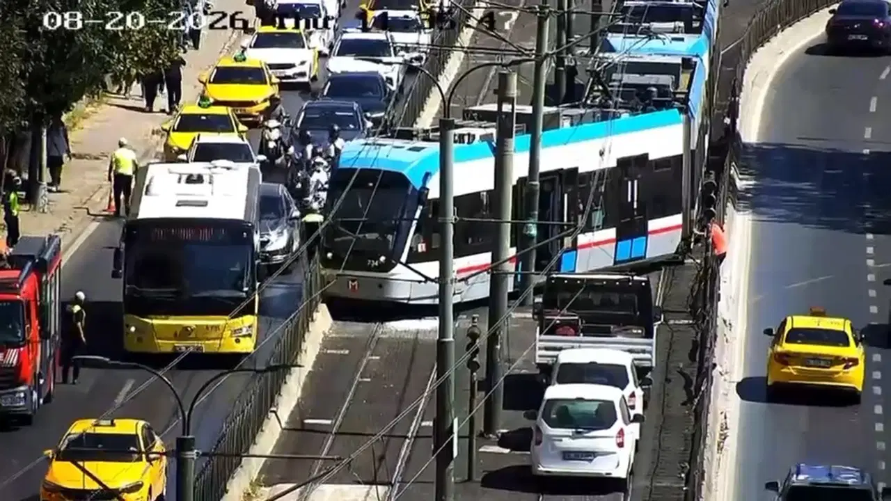 Beyoğlu'nda tramvay raydan çıktı: Yolcular tahliye edildi