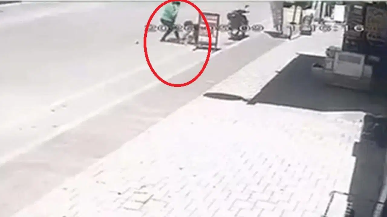 Adana'da 2 yaşındaki çocuğu sokak ortasında tekmeledi