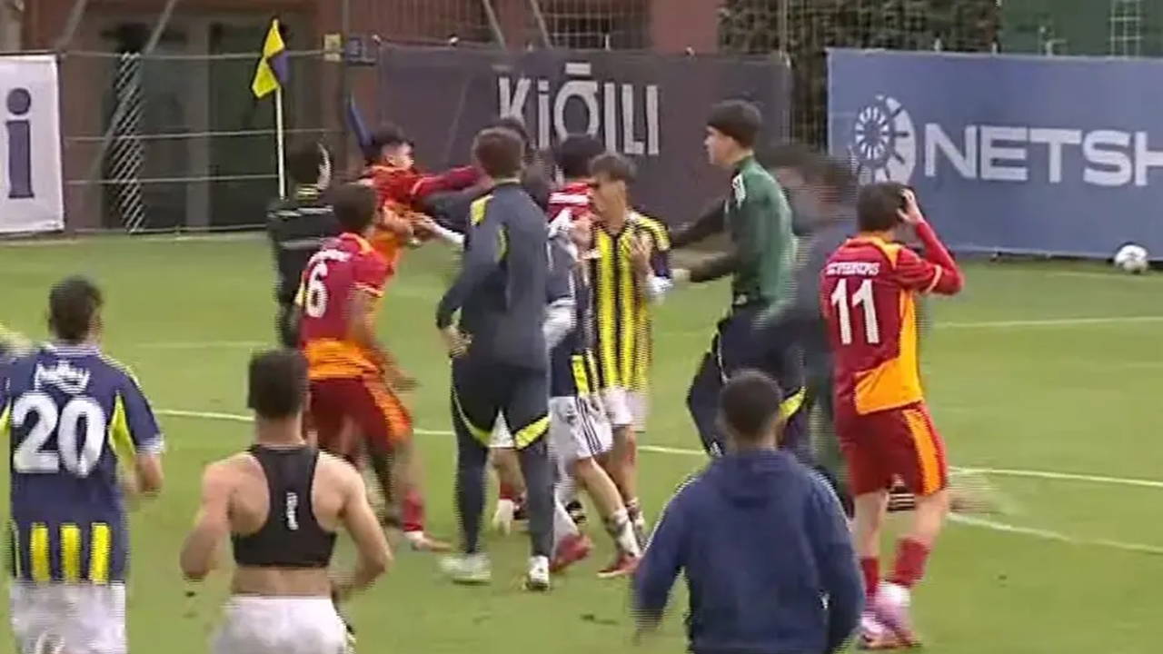 Saha bir anda karıştı... Fenerbahçe - Galatasaray maçında kavga! 