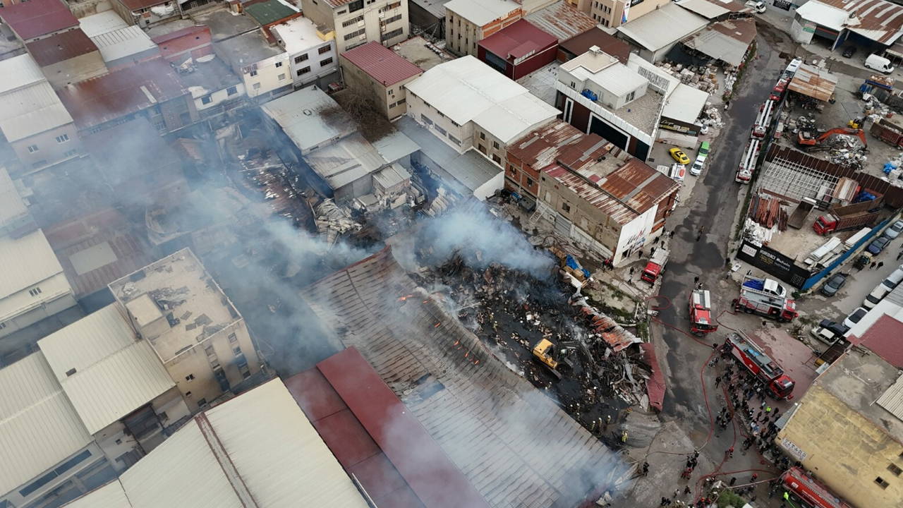 İzmir'de sanayi sitesinde yangın: 7 iş yeri zarar gördü