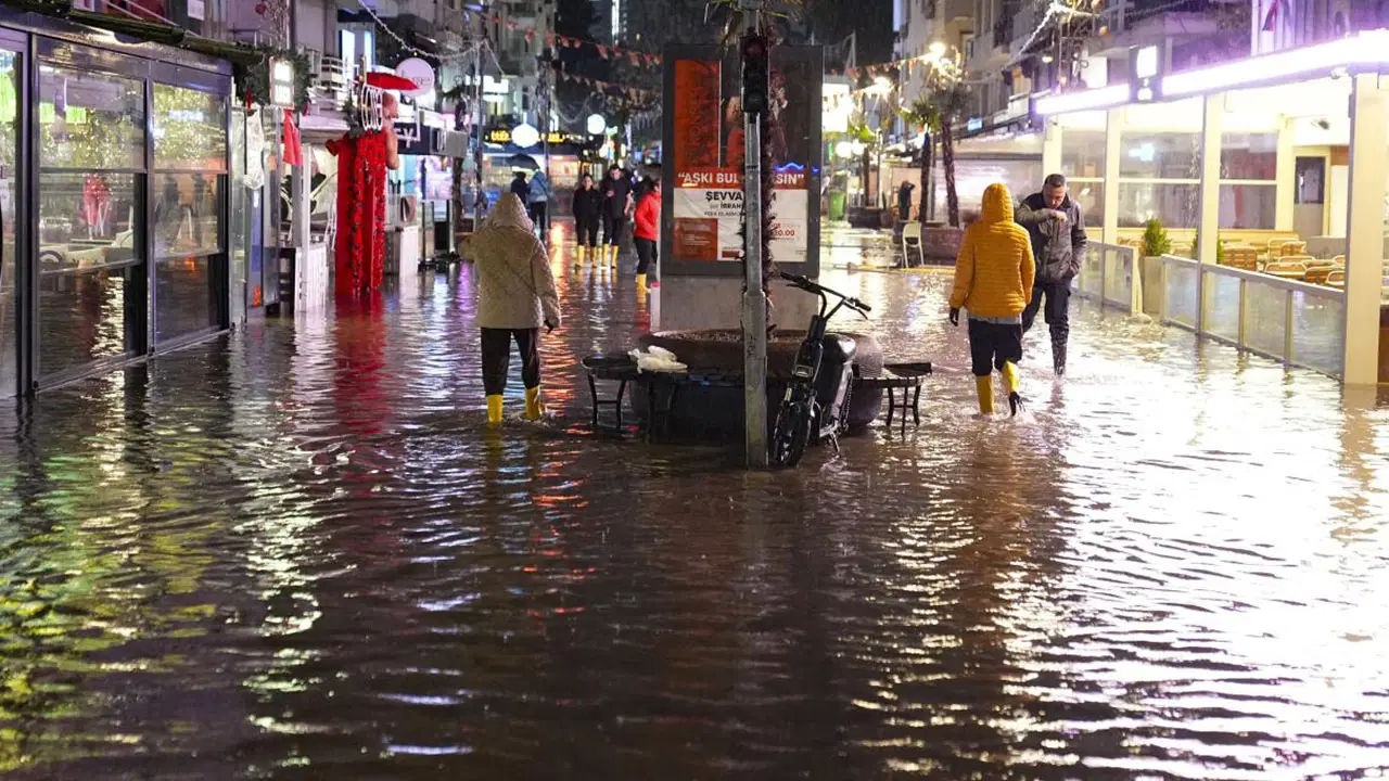 İzmir'i sağanak yağış vurdu...  Prof. Dr. Yaşar: 'Kent her yıl çöküyor'