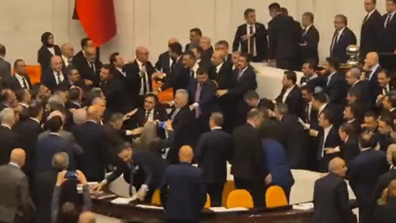 Meclis'te olaylı yemin töreni... CHP'li Ertuğrul'dan yaralanan vekillerin sağlık durumlarını aktardı: 'Mahmut Tanal hastanede tutulacak'