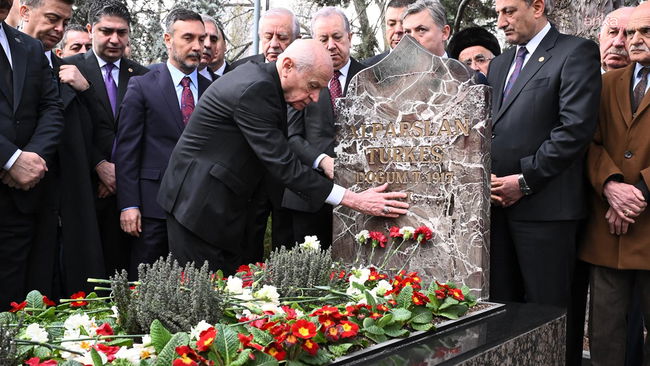 Devlet Bahçeli, Alparslan Türkeş'in kabrini ziyaret etti
